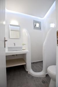 uma casa de banho branca com um lavatório e um WC em Villa Varnali Small Boutique em Míconos