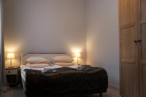a bedroom with a bed with pillows and two lamps at Bed & Breakfast Willa Armas in Övertorneå