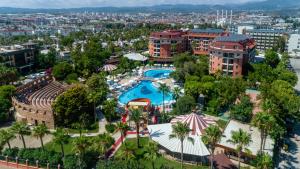 Palmeras Beach Hotel Ultra All Inclusive في كوناكلي: اطلالة جوية على منتجع مع مسبح