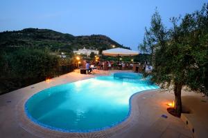 Bazén v ubytování Kallikoros Country Resort & Spa nebo v jeho okolí