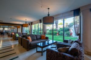sala de estar con sofás y mesa en Palmeras Beach Hotel Ultra All Inclusive en Konaklı