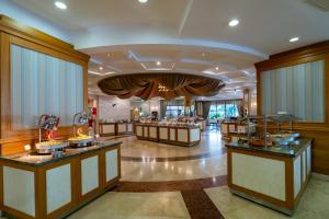 科納克勒的住宿－Palmeras Beach Hotel Ultra All Inclusive，酒店大堂设有自助餐厅