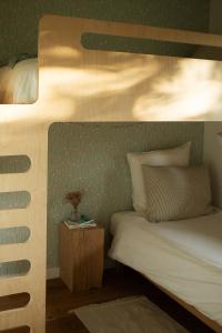 um quarto com uma cama e uma mesa de cabeceira ao lado em Douarenn em Berrien
