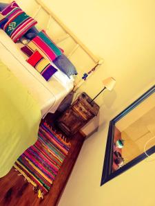 1 dormitorio con cama con espejo y mesa en La Cambicha Ranchos en Los Reartes