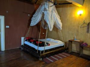 un piccolo letto in una camera con di Dekasang Majuli a Majuli