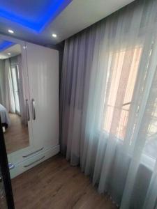 um quarto com uma janela com cortinas e um espelho em BlueRoyal Grand Bazaar em Istambul