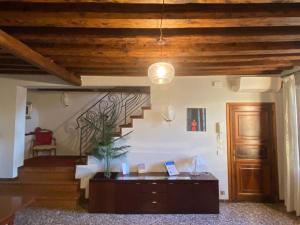 soggiorno con scala e tavolo di Ca' Nadia Apartment a Venezia