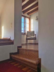una stanza con una sedia seduta sulle scale di Ca' Nadia Apartment a Venezia