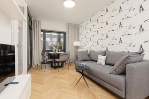 Posezení v ubytování Exclusive Apartments with Furnished Balcony in Warsaw by Renters Prestige