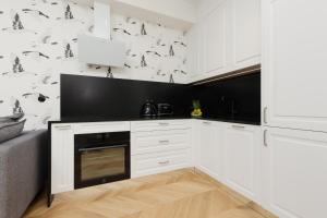 Kuchyň nebo kuchyňský kout v ubytování Exclusive Apartments with Furnished Balcony in Warsaw by Renters Prestige