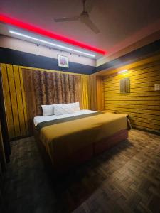 um quarto com uma cama grande e luz vermelha em RAGAM RESORT em Alappuzha