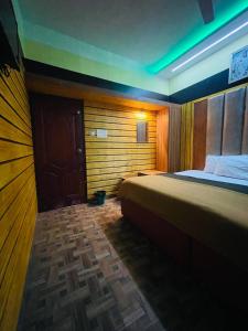sypialnia z łóżkiem i zielonym światłem w obiekcie RAGAM RESORT w mieście Alappuzha