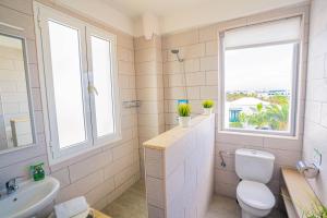 Bilik mandi di Ocean View Penthouse - Central Location - 100m to the Beach +33 gambar