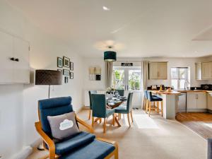 uma sala de estar com uma cadeira azul e uma mesa em 1 bed property in Harrogate North Yorkshire HH097 em Harrogate