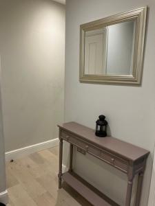 a dressing table with a mirror on a wall at Brilliant 2 Bed Apartment - 2 The Southwell in London