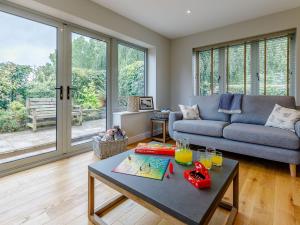 a living room with a couch and a table at 3 Bed in Presteigne 78350 in Kinsham