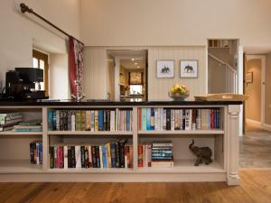 una estantería llena de libros en 1 Bed in Ripon G0127 en Kirkby Malzeard