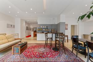 uma sala de estar com um sofá e uma mesa em Hotel Comenius em Berlim