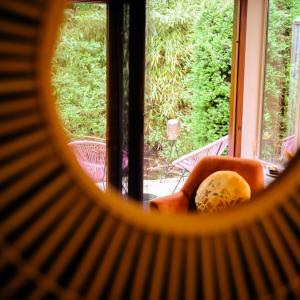 vista su un soggiorno con vista su una finestra di Bungalow AMNIS a Lanaken