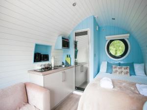 ein Schlafzimmer mit einem Bett, einem Waschbecken und einem Fenster in der Unterkunft 1 Bed in New Quay 77496 in Lampeter