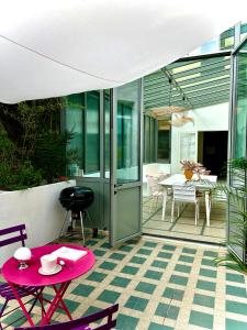 a patio with a table and chairs and a dining room at MaïHomes - La Villa Marseillaise in Marseille
