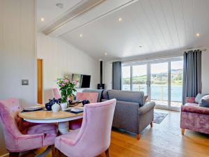 sala de estar con mesa y sillas rosas en 2 bed in Castle Douglas 77837 en Auchencairn