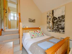 ein kleines Schlafzimmer mit einem Bett und einer Treppe in der Unterkunft 4 Bed in Isle of Purbeck 78042 in Kingston