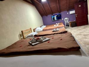 Dos camas en una habitación con rosas rojas. en Motel Atika en Skopie