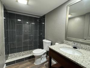 Kylpyhuone majoituspaikassa Residency Inn & Studios