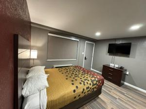 - une chambre avec un lit et une télévision à écran plat dans l'établissement Residency Inn & Studios, à Waynesburg