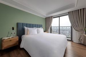 Giường trong phòng chung tại La Siesta Classic Hang Thung