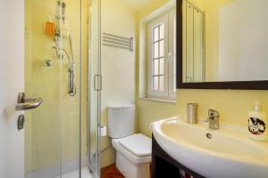 uma casa de banho com um WC, um lavatório e um chuveiro em WHome Central Alfama Hideaway perfect to explore Lisbon em Lisboa
