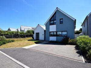 une maison dans une rue avec allée dans l'établissement 3 Bed in Westward Ho 76533, à Northam