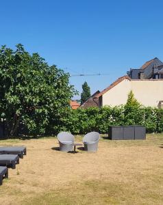 un gruppo di panchine seduti in un campo di House of Lara a Bruxelles