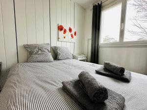 ein Schlafzimmer mit einem Bett mit zwei Kissen darauf in der Unterkunft Maison de famille au calme quartier de la Marcelliere in Les Sables-dʼOlonne