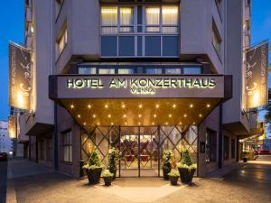 Hotel Am Konzerthaus Vienna - MGallery في فيينا: مدخل الفندق مع وجود لافته مكتوب الفندق صباحا كوريفيتز