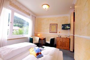 Postel nebo postele na pokoji v ubytování Hotel Weingärtner + 37 fotografií