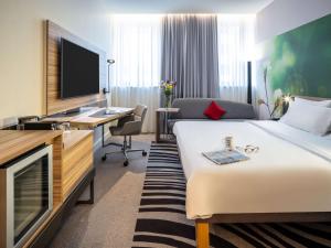 Un pat sau paturi într-o cameră la Novotel Wien City