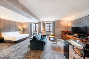 TV a/nebo společenská místnost v ubytování Hilton Berlin