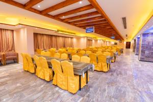 a conference room with yellow chairs in a hall at فندق برج العالم in Mecca