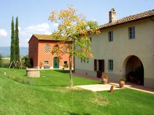 una casa con un albero nel cortile di Il Cigliere your holiday home in the heart of Tuscany a Firenze