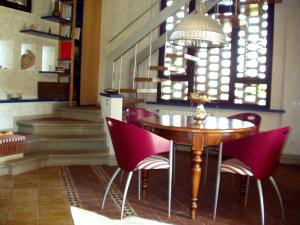 una sala da pranzo con un tavolo e sedie rosse di Il Cigliere your holiday home in the heart of Tuscany a Firenze