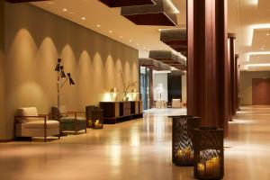 eine Lobby eines Gebäudes mit einer Lobby in der Unterkunft Infinity Hotel & Conference Resort Munich in Unterschleißheim