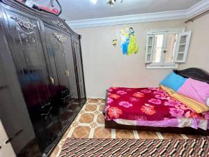 een slaapkamer met een bed en een dressoir bij Alexandria BLUE Wave in Alexandrië