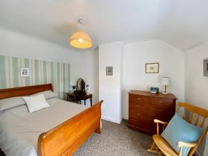 Postel nebo postele na pokoji v ubytování Charming coastal cottage - pet friendly!