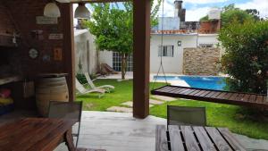 un patio con un columpio y una piscina en Casa Paraná en Paraná