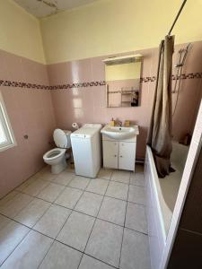 Ένα μπάνιο στο Appartement Sympas à Puteaux