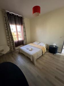 Ένα ή περισσότερα κρεβάτια σε δωμάτιο στο Appartement Sympas à Puteaux