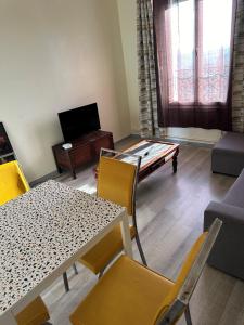 Μια τηλεόραση ή/και κέντρο ψυχαγωγίας στο Appartement Sympas à Puteaux