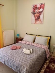 een slaapkamer met een bed met twee handdoeken erop bij Olga's House in Preveza